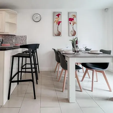 Apartment Huge House - Free Parking - 4 Bed 3 Bathroom -