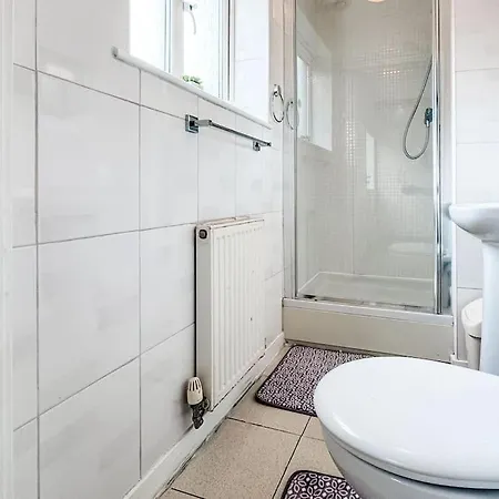 Huge House - Free Parking - 4 Bed 3 Bathroom - Apartment *