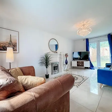 Huge House - Free Parking - 4 Bed 3 Bathroom - *
