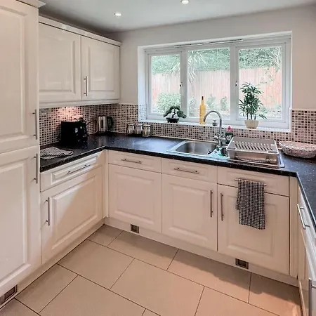 Huge House - Free Parking - 4 Bed 3 Bathroom - Apartment *