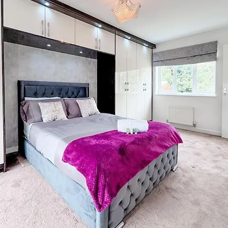 Huge House - Free Parking - 4 Bed 3 Bathroom - *