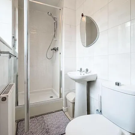 Huge House - Free Parking - 4 Bed 3 Bathroom - * Leeds (West Yorkshire)