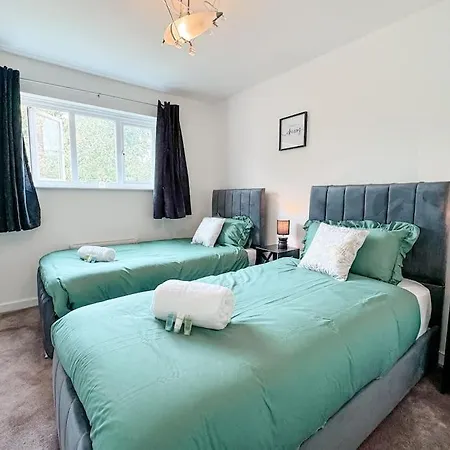 Huge House - Free Parking - 4 Bed 3 Bathroom - Apartment Leeds (West Yorkshire)