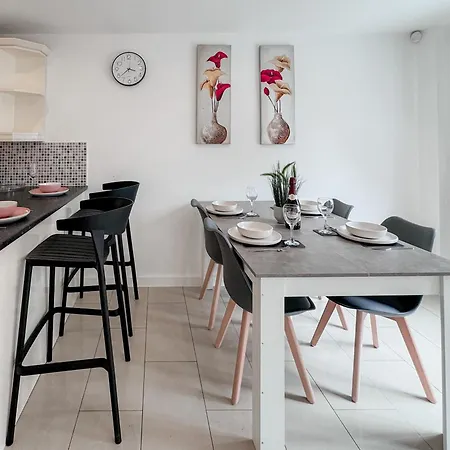 Huge House - Free Parking - 4 Bed 3 Bathroom - * Leeds (West Yorkshire)