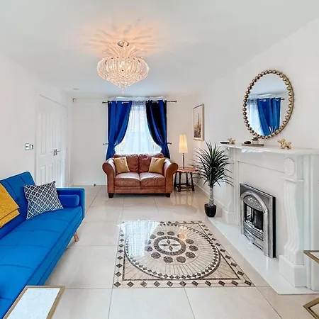 Huge House - Free Parking - 4 Bed 3 Bathroom - *