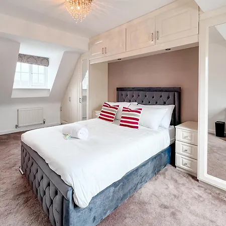 Huge House - Free Parking - 4 Bed 3 Bathroom - Leeds (West Yorkshire)