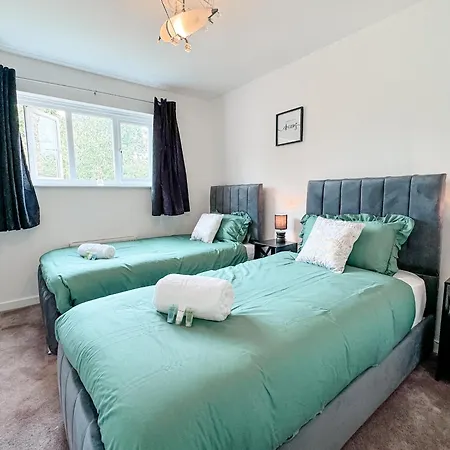 Apartment Huge House - Free Parking - 4 Bed 3 Bathroom - *