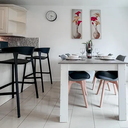 Huge House - Free Parking - 4 Bed 3 Bathroom - Apartment Leeds (West Yorkshire)