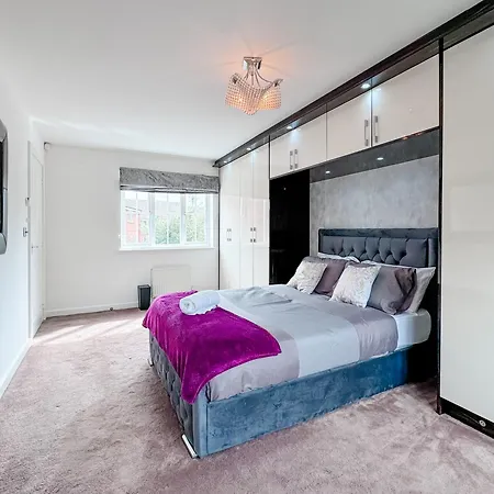 Huge House - Free Parking - 4 Bed 3 Bathroom - *