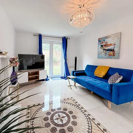 Huge House - Free Parking - 4 Bed 3 Bathroom - Apartment *