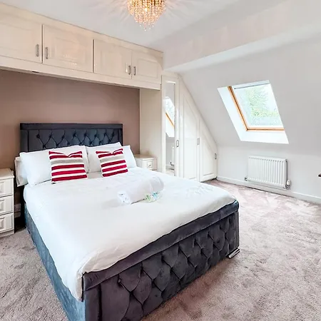 Apartment Huge House - Free Parking - 4 Bed 3 Bathroom - *