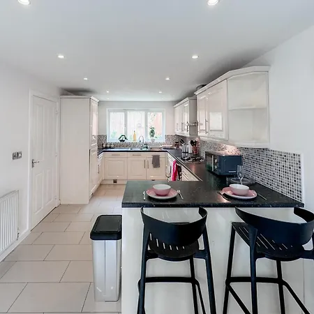 Huge House - Free Parking - 4 Bed 3 Bathroom - *