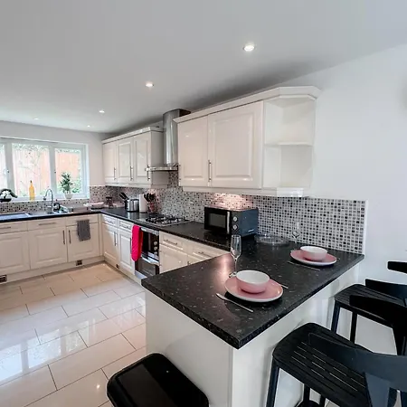 Huge House - Free Parking - 4 Bed 3 Bathroom - Apartment Leeds (West Yorkshire)