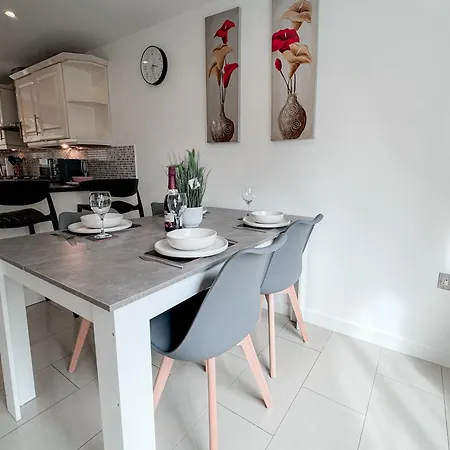 Huge House - Free Parking - 4 Bed 3 Bathroom - *