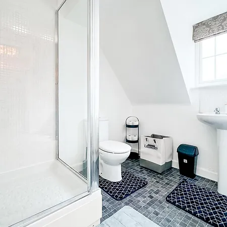 Huge House - Free Parking - 4 Bed 3 Bathroom - *