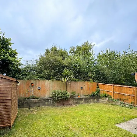 Huge House - Free Parking - 4 Bed 3 Bathroom - Apartment *