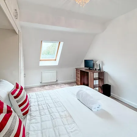 Huge House - Free Parking - 4 Bed 3 Bathroom - *
