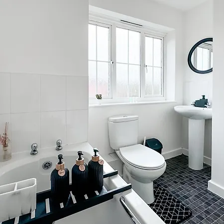 Huge House - Free Parking - 4 Bed 3 Bathroom - Apartment