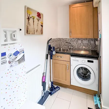 Huge House - Free Parking - 4 Bed 3 Bathroom - Leeds (West Yorkshire)