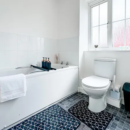 Huge House - Free Parking - 4 Bed 3 Bathroom - Apartment