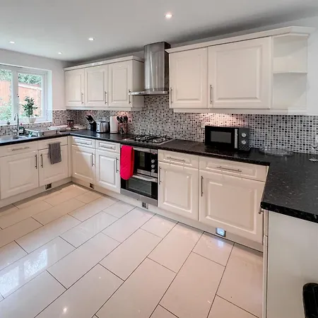 Apartment Huge House - Free Parking - 4 Bed 3 Bathroom -