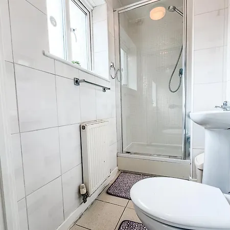 Huge House - Free Parking - 4 Bed 3 Bathroom - * Leeds (West Yorkshire)