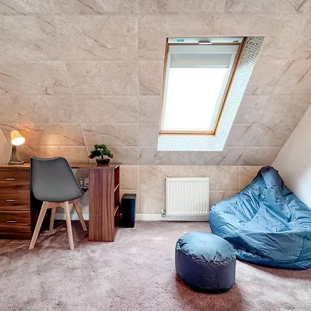 Huge House - Free Parking - 4 Bed 3 Bathroom -