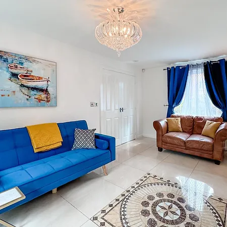 Apartment Huge House - Free Parking - 4 Bed 3 Bathroom - *