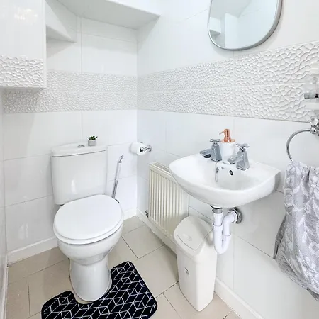 Huge House - Free Parking - 4 Bed 3 Bathroom - Leeds (West Yorkshire)