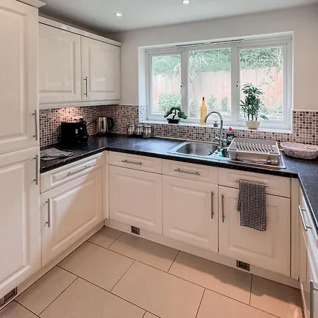 Huge House - Free Parking - 4 Bed 3 Bathroom -