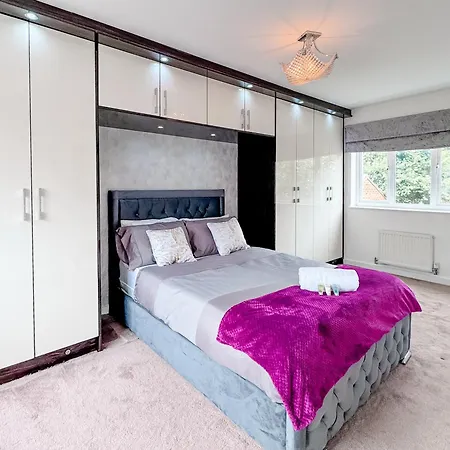 Apartment Huge House - Free Parking - 4 Bed 3 Bathroom -