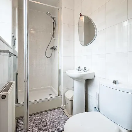 Huge House - Free Parking - 4 Bed 3 Bathroom - Apartment *