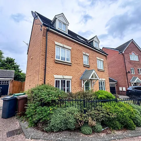 Huge House - Free Parking - 4 Bed 3 Bathroom - Apartment