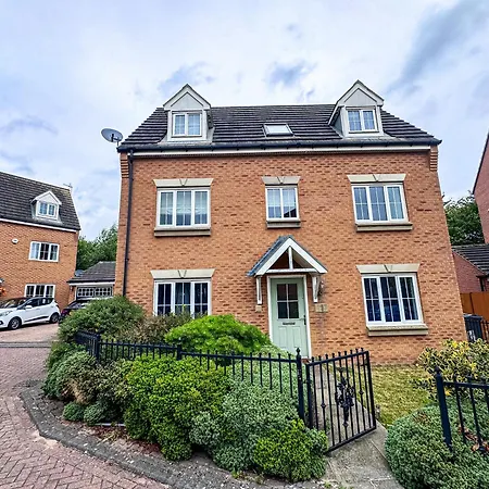 Apartment Huge House - Free Parking - 4 Bed 3 Bathroom - *