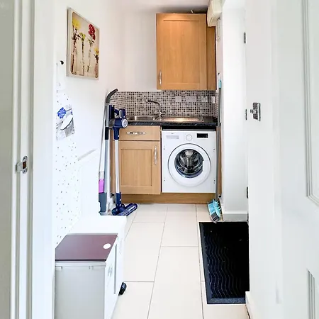 Huge House - Free Parking - 4 Bed 3 Bathroom - Leeds (West Yorkshire)