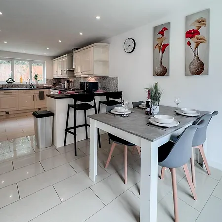 Huge House - Free Parking - 4 Bed 3 Bathroom - * Leeds (West Yorkshire)